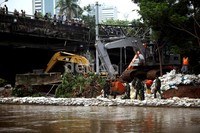 Anggota TNI menutup tanggul yang jebol dengan karung berisi pasir. Rachman Haryanto/detikFoto.