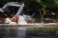 Tanggul tersebut jebol, Kamis, (17/01/2013) lalu. Rachman Haryanto/detikFoto.
