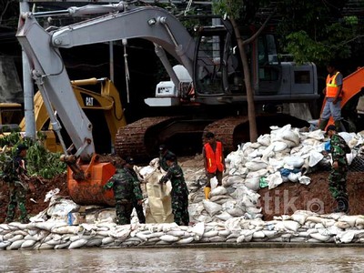 Perbaikan Tanggul Latuharhari Dikebut