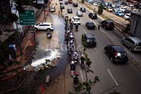 Namun lumpur sisa banjir masih terlihat di jalan tersebut.