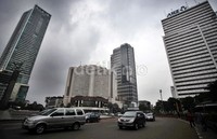 Sejumlah kendaraan melintas di Bundaran Hotel Indonesia.