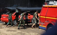 Tim rescue menyiapkan perahu yang akan digunakan untuk mencari korban 'tsunami' di Plaza UOB.
