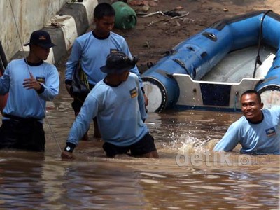 Tim SAR Terus Cari Korban Tsunami Plaza UOB