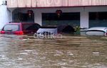 Banjir Pluit Rendam Puluhan Mobil