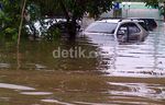 Banjir Pluit Rendam Puluhan Mobil