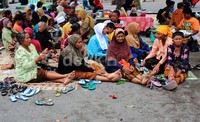 Ibu-ibu sepuh dari pedesaan di Jawa Tengah dan bahkan Jawa Timur ini rela seharian duduk beralas tikar seadanya di depan bangsal gamelan di halaman Masjid Agung Surakarta. Mereka percaya mengunyah sirih sembari mendengarkan lantunan gamelan Sekaten akan membuat mereka awet muda.