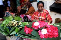 Penjual bunga juga selalu menjadi peserta yang tak pernah absen dalam perayaan Sekaten. Wewangian, baik itu bunga, dupa, maupun minyak, selalu menjadi bagian penting pada setiap ritus kepercayaan tradisional kita dalam memanjatkan pengharapan kepada Sang Maha Kuasa.