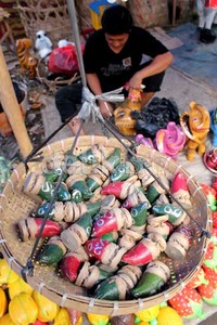 Seakan tak mau hilang dan tak mau absen untuk berpesta, mainan-maninan tradisional yang sederhana ini terus bertahan dari gempuran maraknya mainan modern yang semakin canggih.