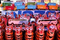 Masih bertahan dengan bahan, bentuk maupun cara kerja yang lama, mainan tradisinal ini tetap menjadi incaran anak-anak yang mengunjungi Sekaten.