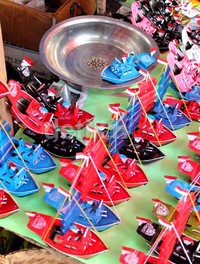 Perahu mainan juga dijajakan.