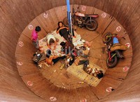 Para awak 'tong setan' sedang memanfaatkan waktu luang untuk beristirahat. Permainan 'tong setan' juga menjadi bagian lekat yang selalu hadir di setiap Sekaten digelar.