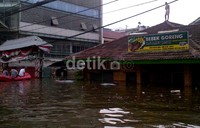 Sebagian warga bertahan di atap rumah.