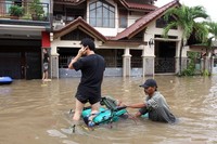 Sebagian warga memilih bertahan. (Nizar Ramadika).