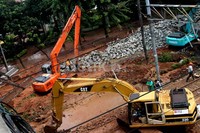 Alat berat juga mencangkul endapan tanah untuk dipindahkan ke titik tanggul yang jebol. Gusmun/detikFoto.