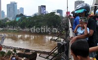 Perbaikan ini mengundang perhatian pengendara yang melintas di kawasan tersebut. Gusmun/detikFoto.
