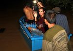 Shinta Bachir Berikan Bantuan Korban Banjir