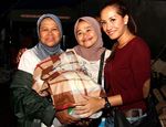 Shinta Bachir Berikan Bantuan Korban Banjir
