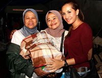 Shinta kaget melihat ada warga yang tak mau dievakuasi, dan masih bertahan di lantai dua rumah. Ia lantas berinisiatif menghampiri warga yang tak mau dievakuasi itu dengan perahu karet. Untuk naik ke lantai dua rumah tersebut, ia pun nekat memanjat genteng.