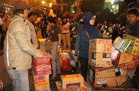 Bantuan yang diberikan berupa mie instant, beras, air mineral, susu bayi, pampers, dan selimut. (Loretta Ariati).
