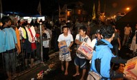 Komunitas Scoodenttial menyerahkan bantuan kepada korban banjir. (Loretta Ariati).