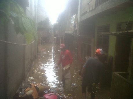 Banjir di Kampung Pulo Mulai Surut, Warga Bersih-bersih