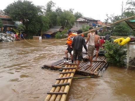 Air di Kampung Pulo Mulai Surut, Warga Bersihkan Rumah Sisa Banjir