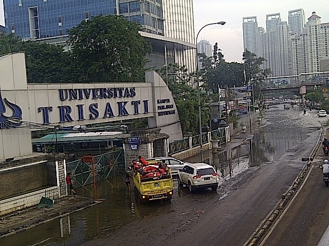 Ada Genangan Air, Macet Terjadi di Jalanan Jakbar & Jakut 