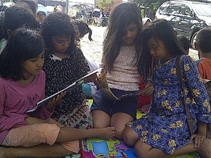 Anak-anak Ini Tetap Semangat Belajar di Tengah Banjir