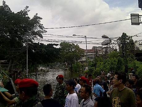 Banjir Masih 1,5 Meter, Akses Jalan ke Pluit Sulit
