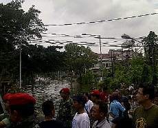 Banjir Masih 1,5 Meter, Akses Jalan ke Pluit Sulit