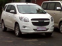 Berkelir putih dengan pelat putih pula, Spin terlihat di parkiran Puspiptek Serpong. Tengah uji emisi kah? (Foto: Anggie Aditya Saputra).