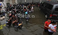  Sejumlah motor warga terendam banjir.     