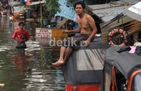 Banyak juga warga yang enggan meninggalkan rumah mereka.