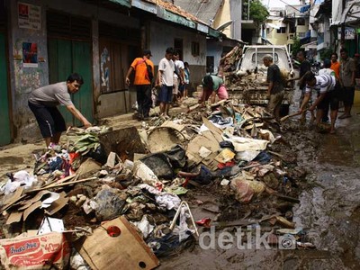Membersihkan Lumpur Pasca Banjir