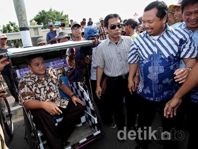 Dede Yusuf Beraksi dengan Becak