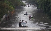 Genangan air nampaknya belum terlihat surut. Jalan ini banjir hingga kedalam 50 cm dan hanya bisa dilewati oleh jeep 4x4 dan kendaraan besar.