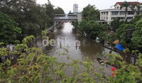 Jalan ini merupakan salah satu akses menuju Pluit.     