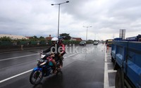 Para pengendara motor terpaksa masuk kejalan tol.