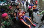 TNI Bantu Evakuasi Warga Penjaringan