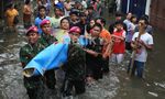 TNI Bantu Evakuasi Warga Penjaringan