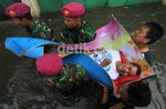 TNI Bantu Evakuasi Warga Penjaringan