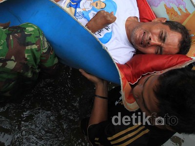 TNI Bantu Evakuasi Warga Penjaringan