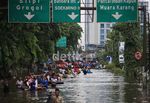 TNI Bantu Evakuasi Warga Penjaringan
