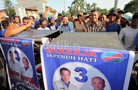 Aksi naik becak tersebut untuk konsildasi partai koalisi menghadapi kampanye Pilkada Jawa Barat pada 24 Februari 2013.