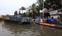 Kendaraan Marinir diterjunkan untuk membantu korban banjir Pluit.