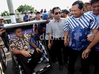 Dede Yusuf terlihat senang di atas becak dan di depan puluhan kader partai.     