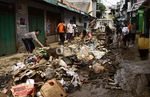Membersihkan Lumpur Pasca Banjir