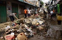 Sampah banjir terlihat menumpuk.