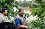 Kunjungi Korban Banjir, Presiden SBY Tersenyum