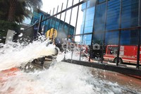 Air dibuang ke jalan dan menimbulkan protes warga.